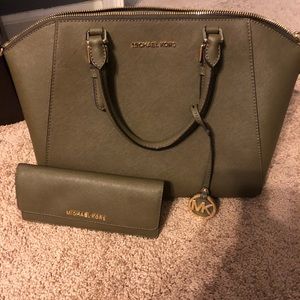 Michael kors purse and matching wallet.